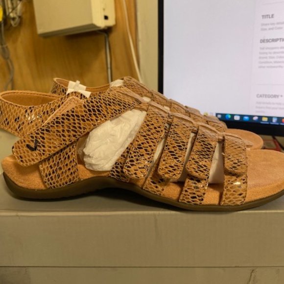 Vionic Women's Rest Harissa Walking Sandal; US 6.5 - Picture 4 of 8